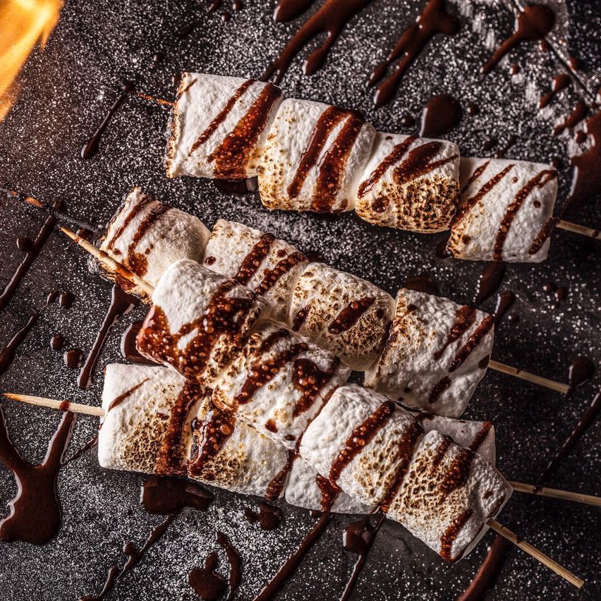 Маршмеллоу на гриле с шоколадным соусом