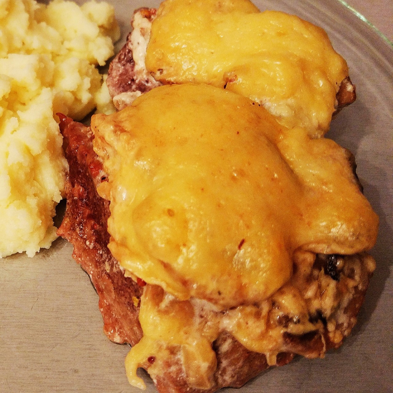 Медальоны из говядины под грибным соусом