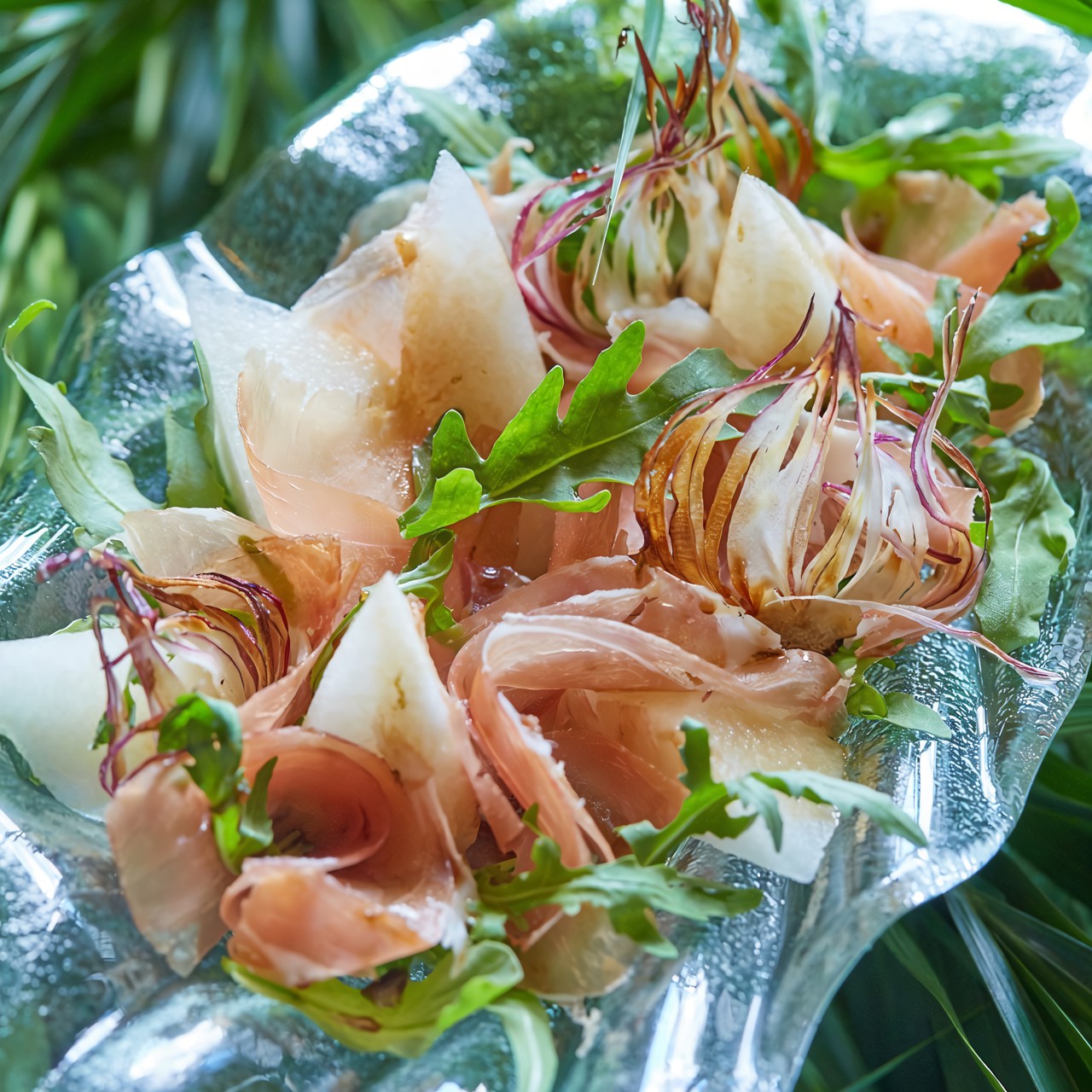 Медовая дыня с пармской ветчиной и хрустящей рукколой