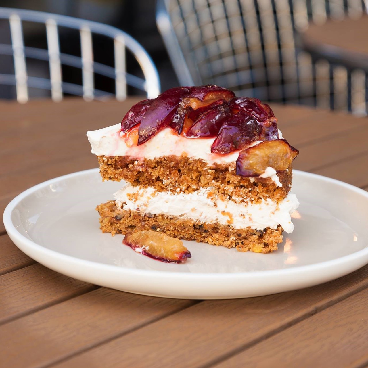 Медовая коврижка со сливочно-сливовым кремом