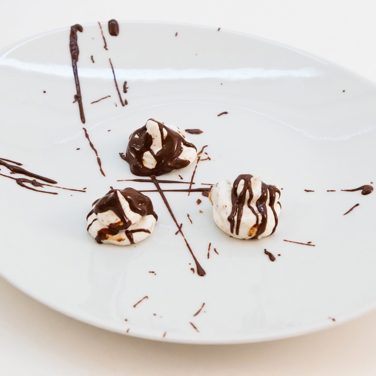 Меренги с фундуком и шоколадом