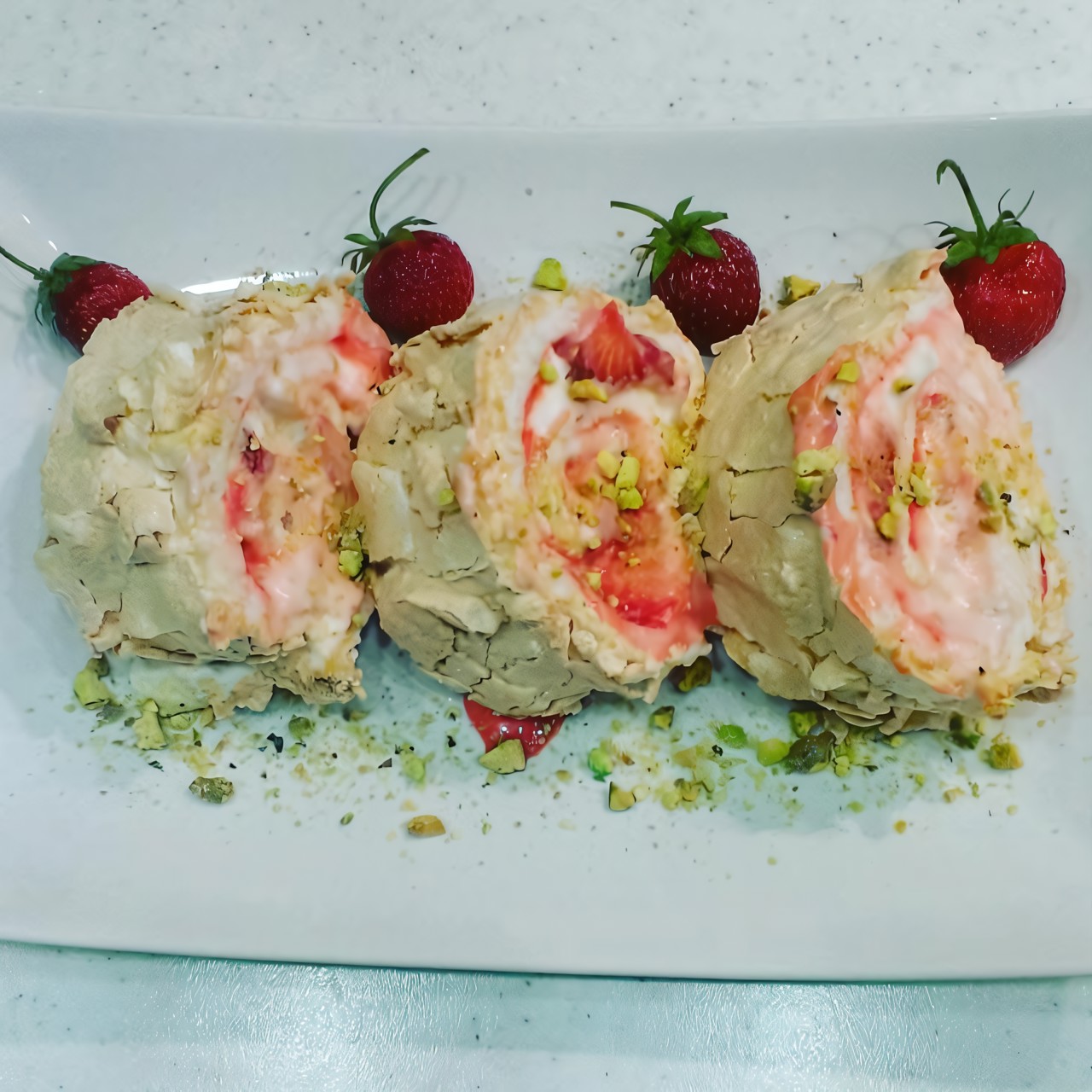 Меренговый фисташковый рулет с маскарпоне и малиной