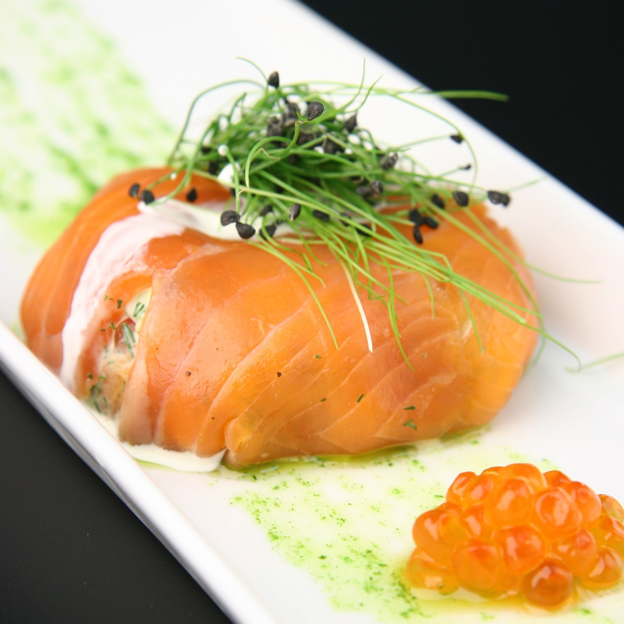 Мешочек с лососем с красной икрой и огурцом