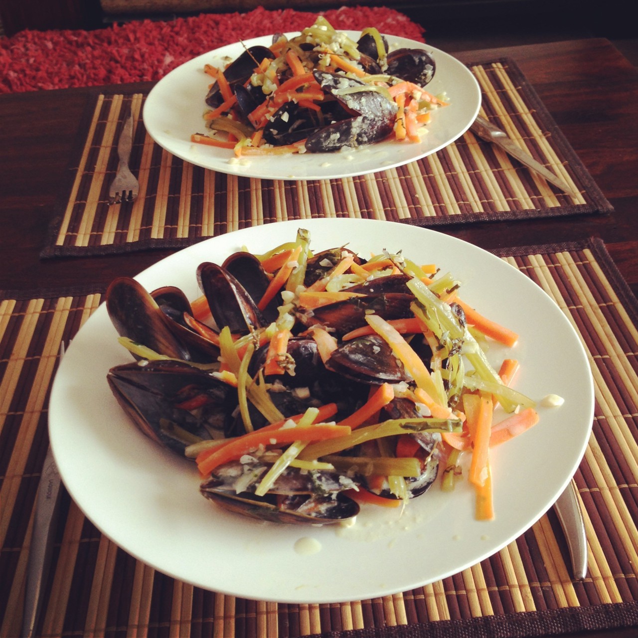 Мидии в сливочном соусе с овощами