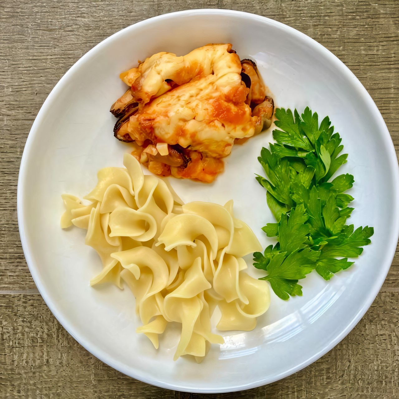 Мидии в томатно-сливочном соусе с сыром и пастой