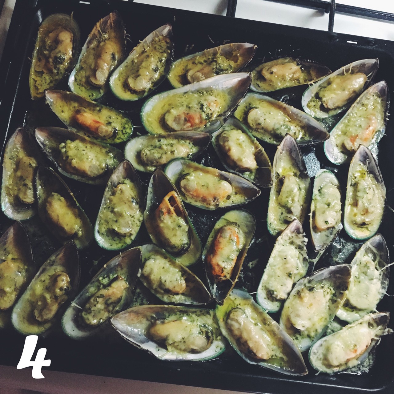 Мидии, запеченные с чесночным соусом и сыром