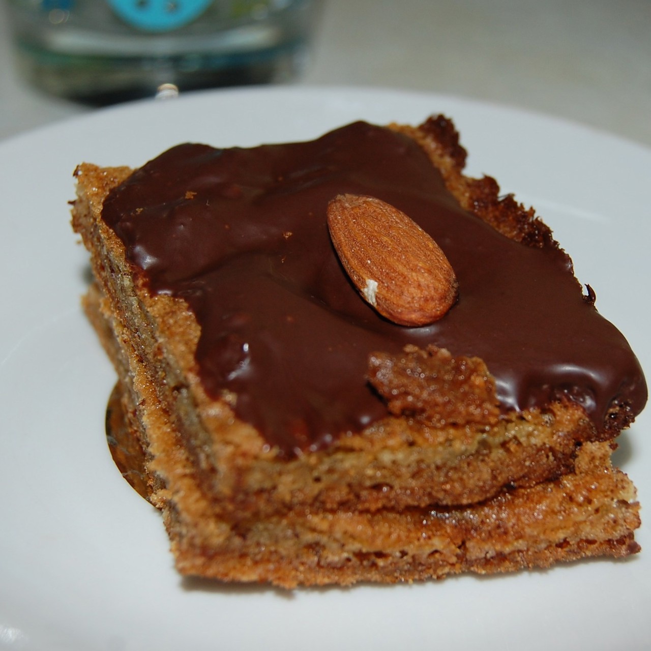 Миндальные пирожные в шоколадной глазури