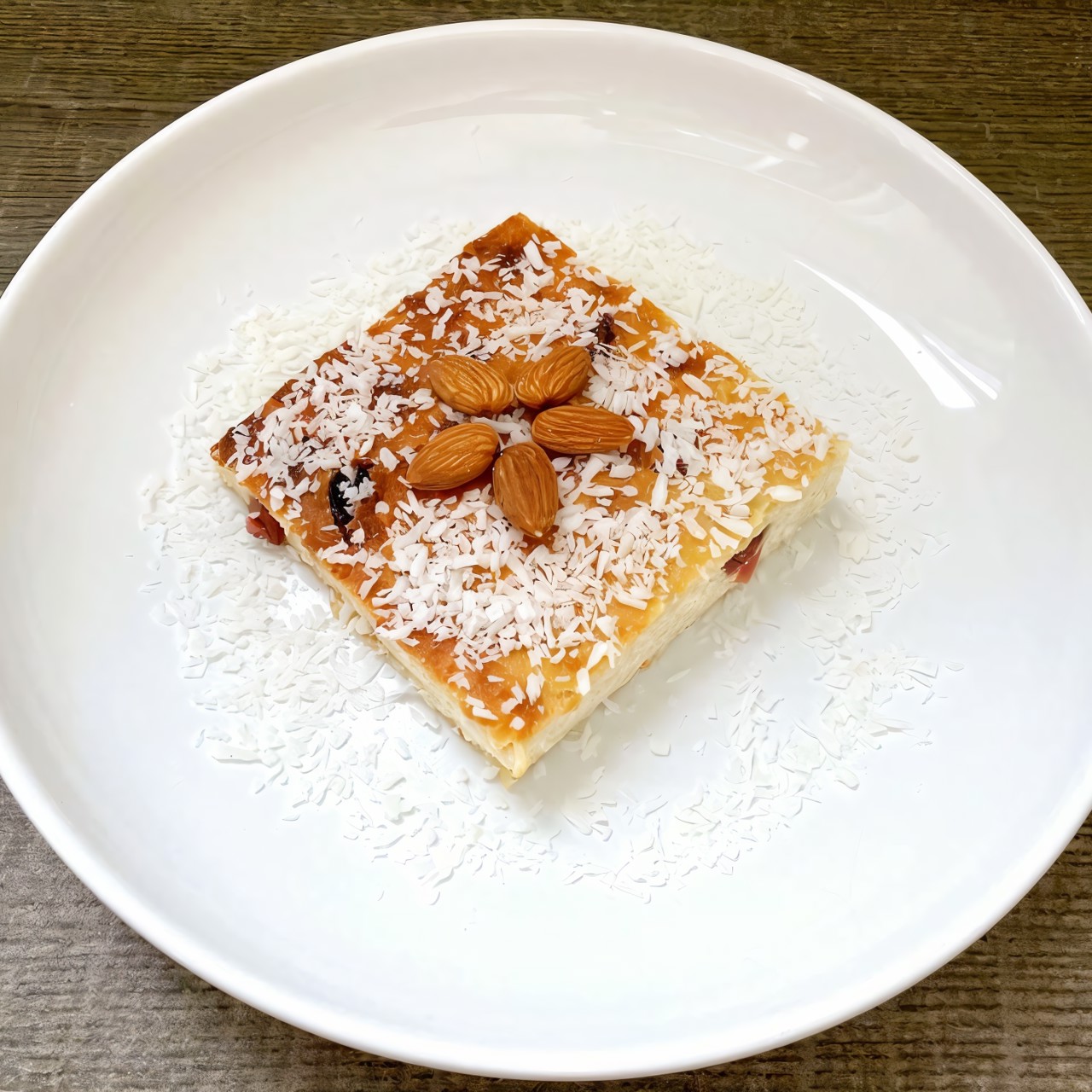 Миндально-кокосовая запеканка с изюмом