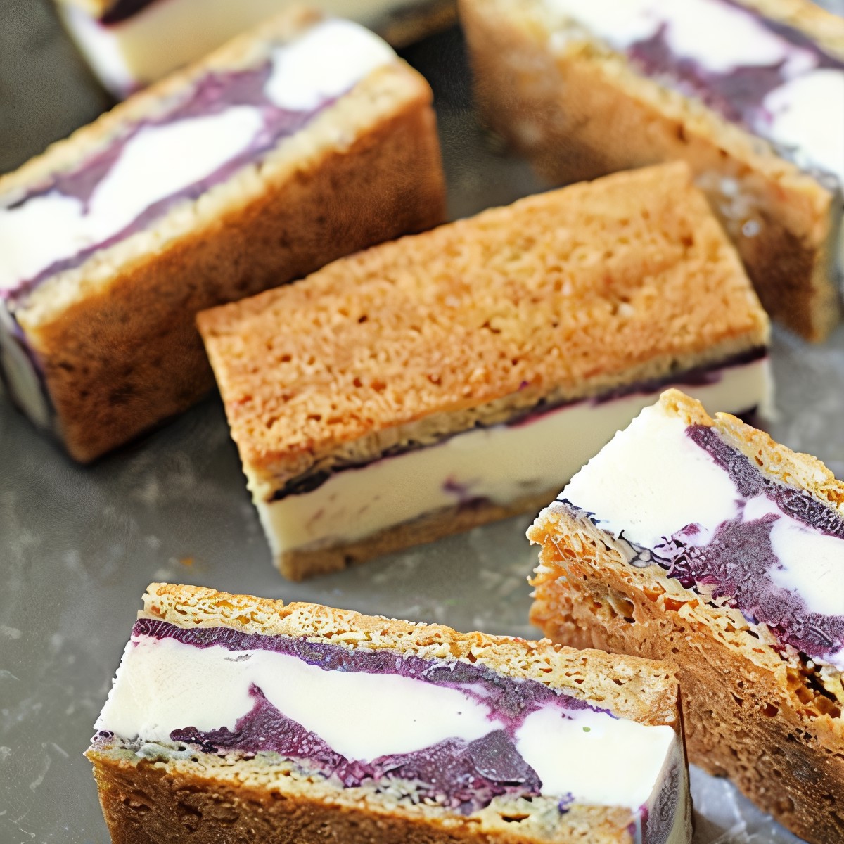 Мини-бисквиты со сливочно-черничным мороженым