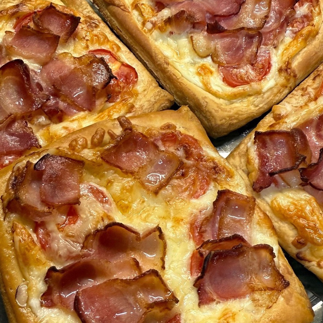 Мини пиццы с беконом и коктейльными томатами