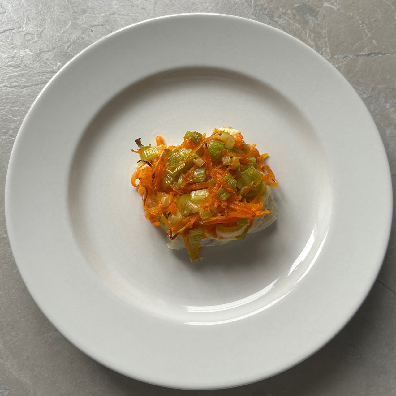 Минтай под овощной шапкой в духовке