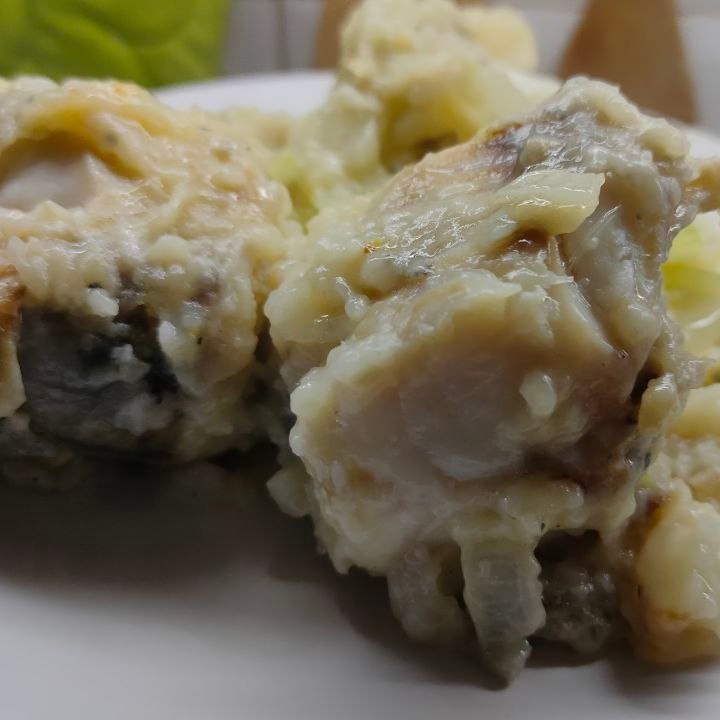 Минтай с луком на сковороде