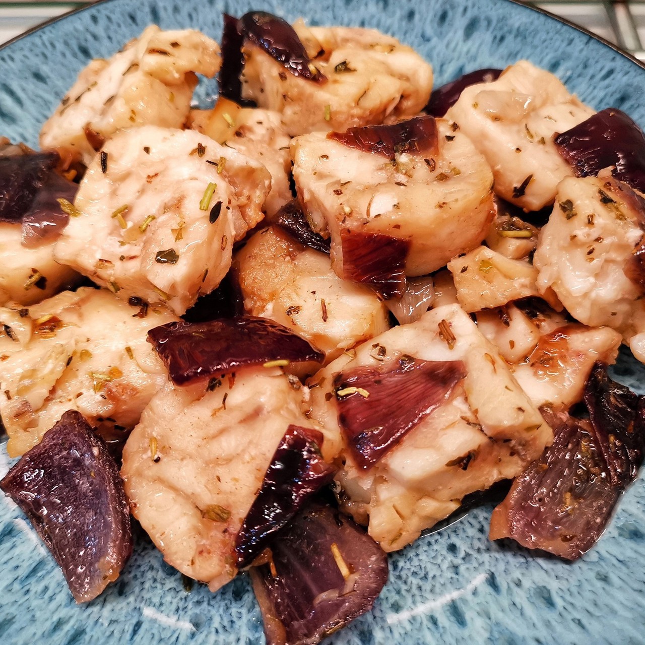 Минтай с луком