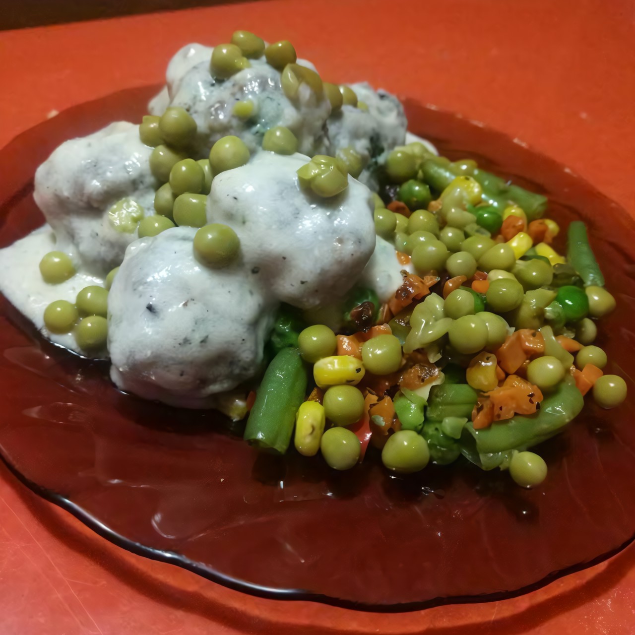 Митболы в молочном соусе с жареными овощами и горошком