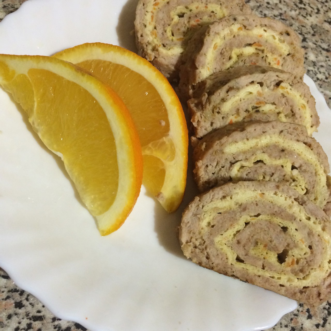 Мясной рулет из фарша с яйцом