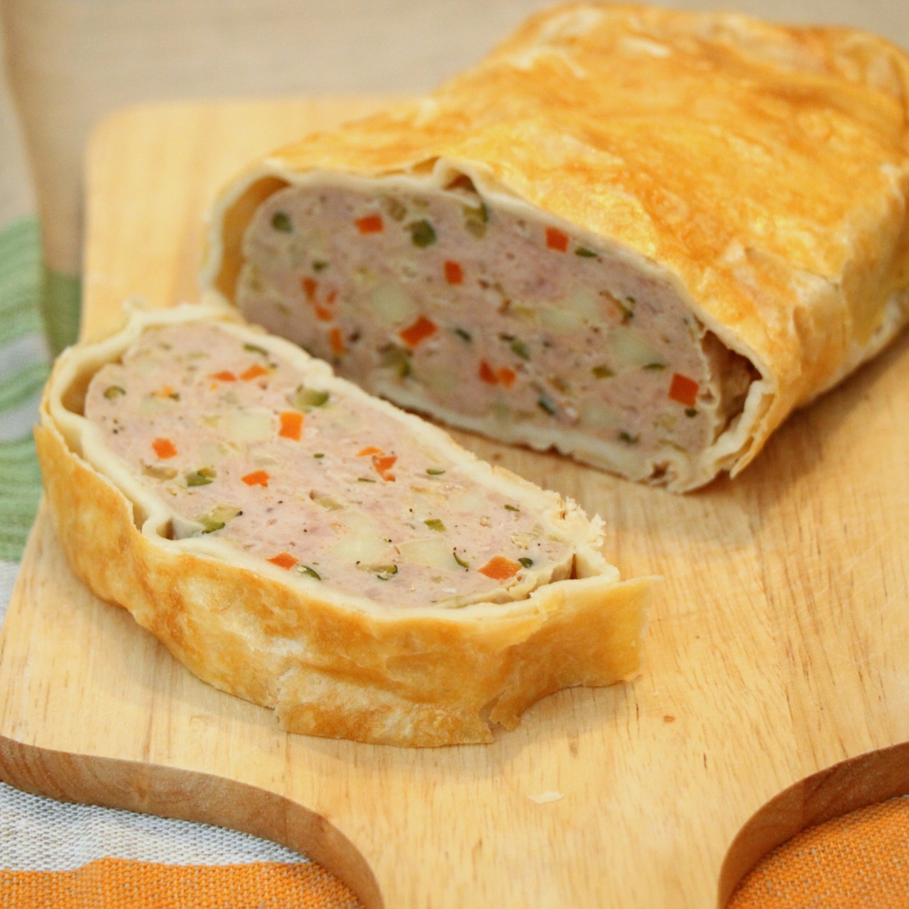 Мясной рулет в слоеном тесте