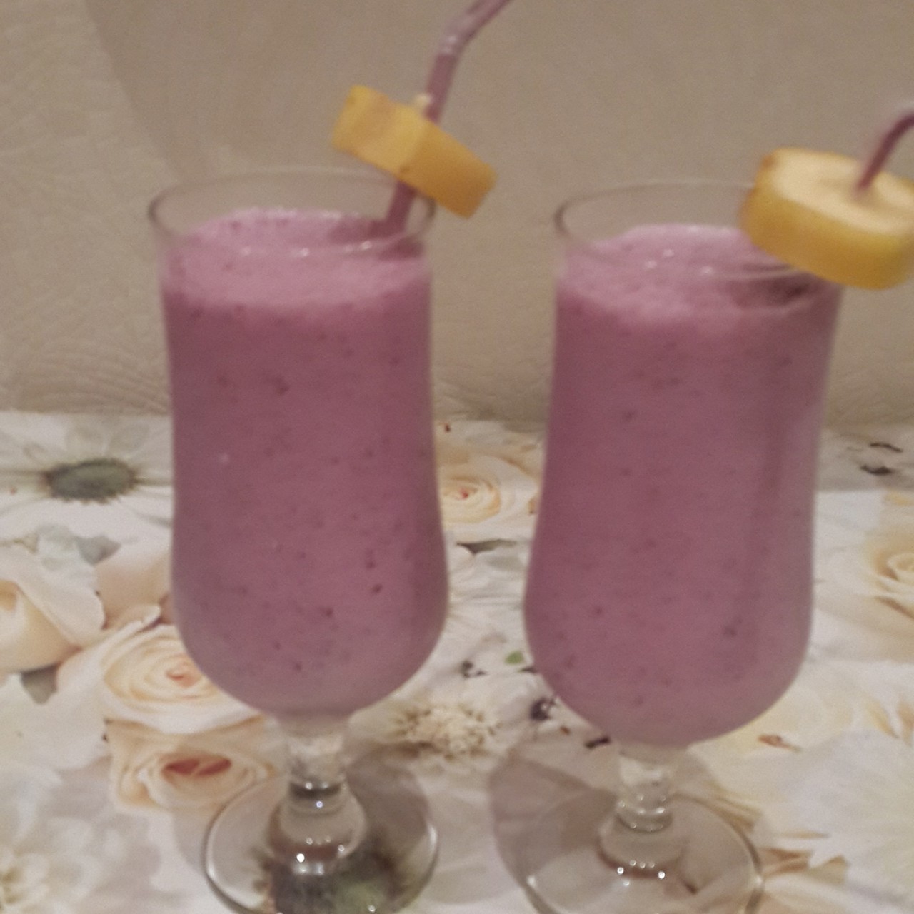 Молочный коктейль с черной смородиной