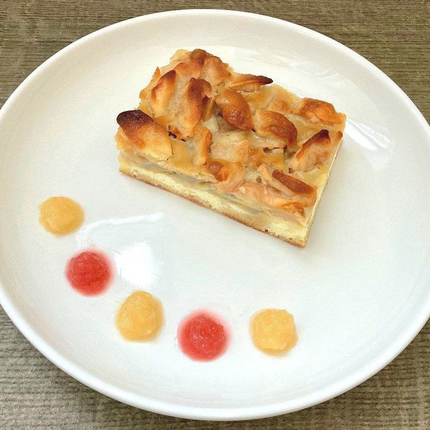 Молочный бисквит с творогом, яблоками и бананами