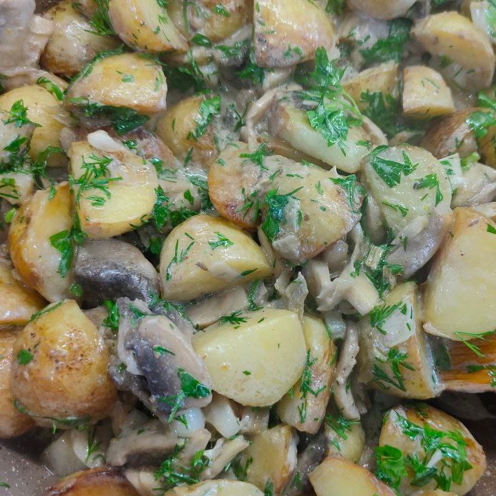 Молодой картофель с грибами и сливками