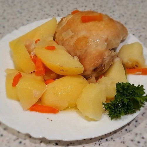Молодой картофель в духовке с курицей