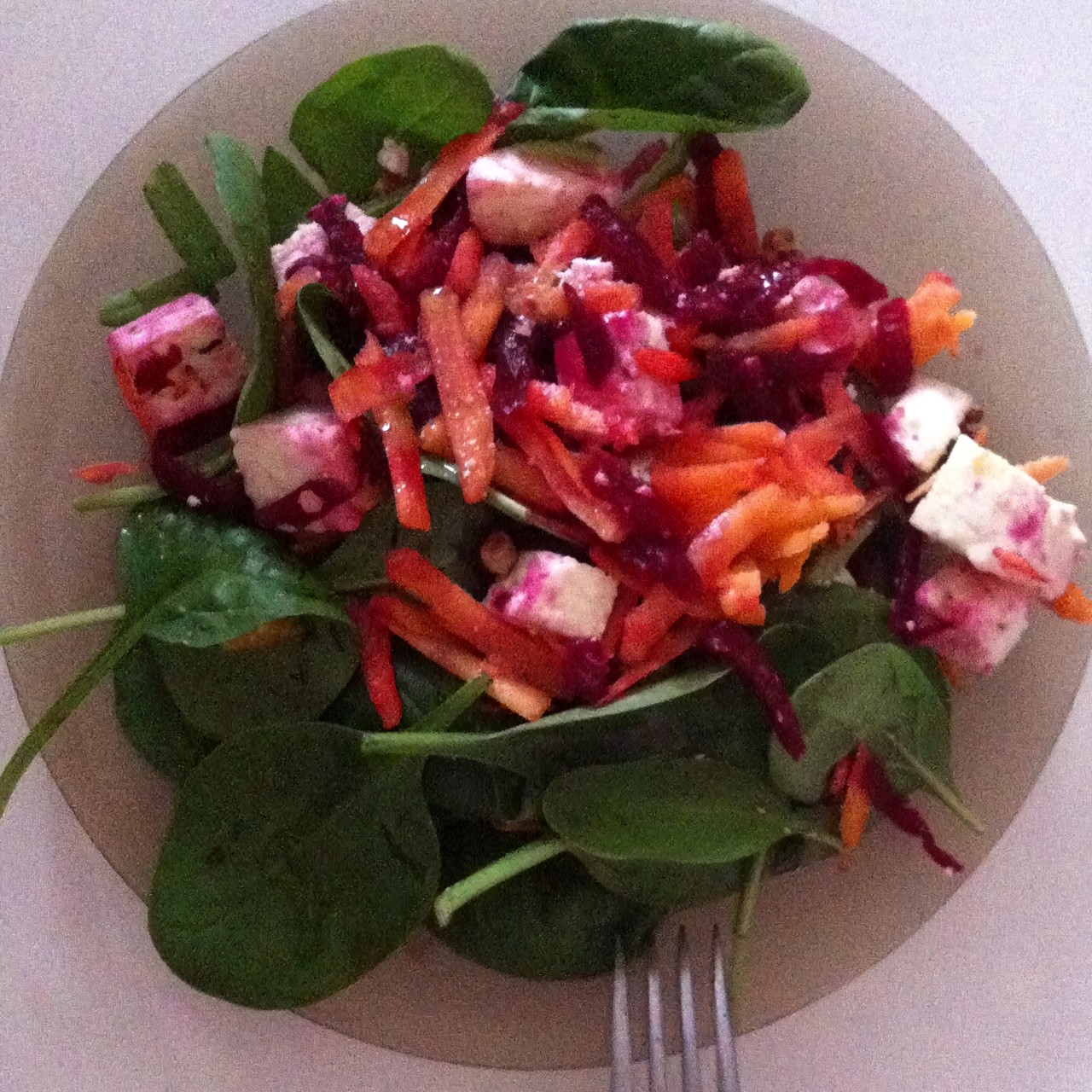 Морковно-свекольный салат с адыгейским сыром и грецким орехом