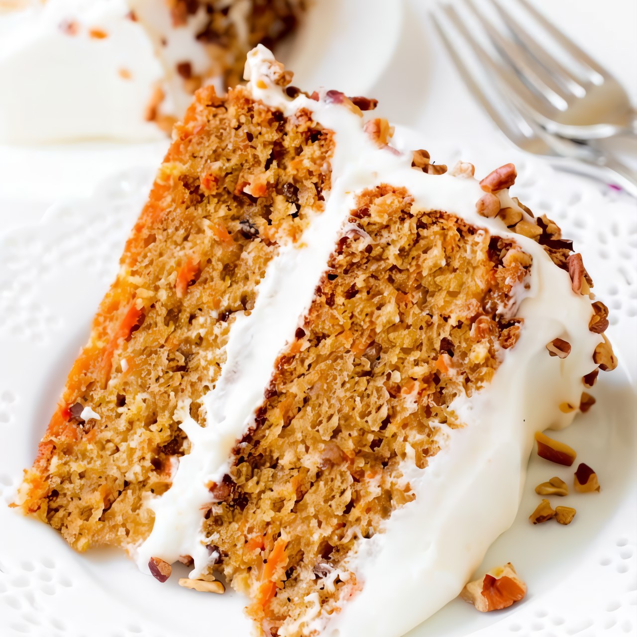 Морковный торт с орехами и изюмом