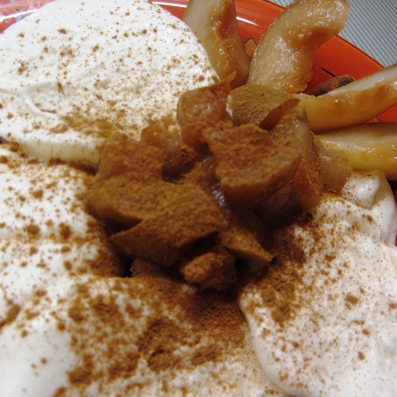 Мороженое с грушей и корицей