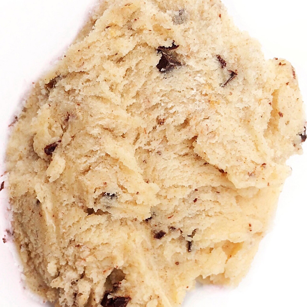 Мороженое с карамелизованным бананом, шоколадной крошкой и кусочками бананового кекса