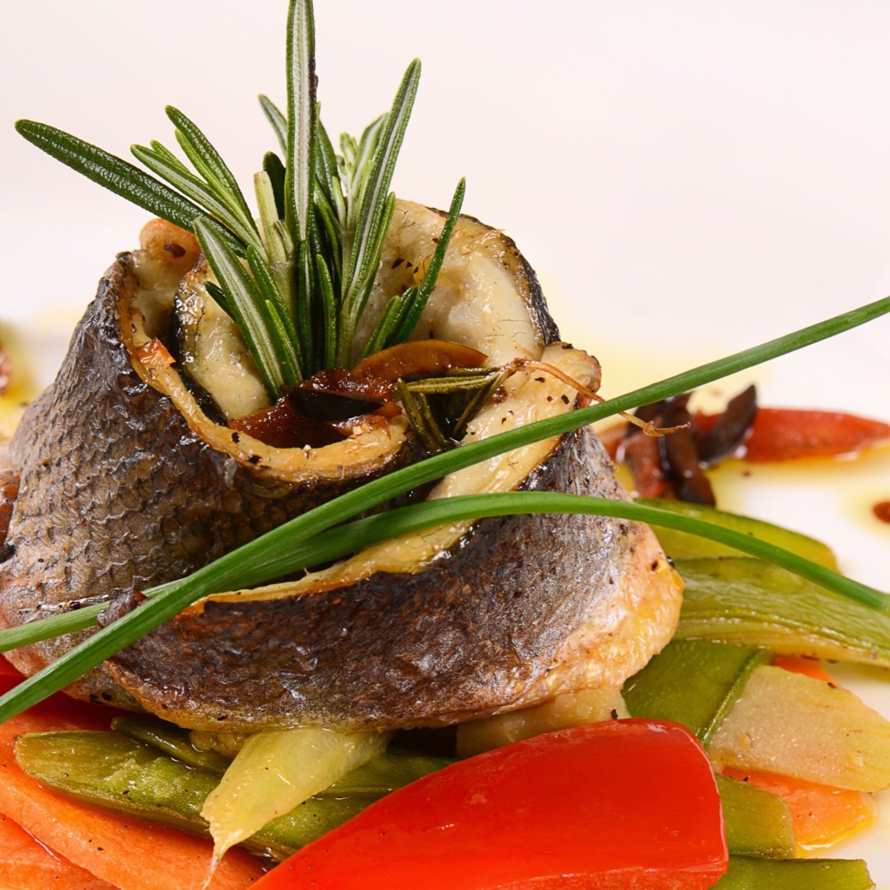 Морской окунь по-ливорнски