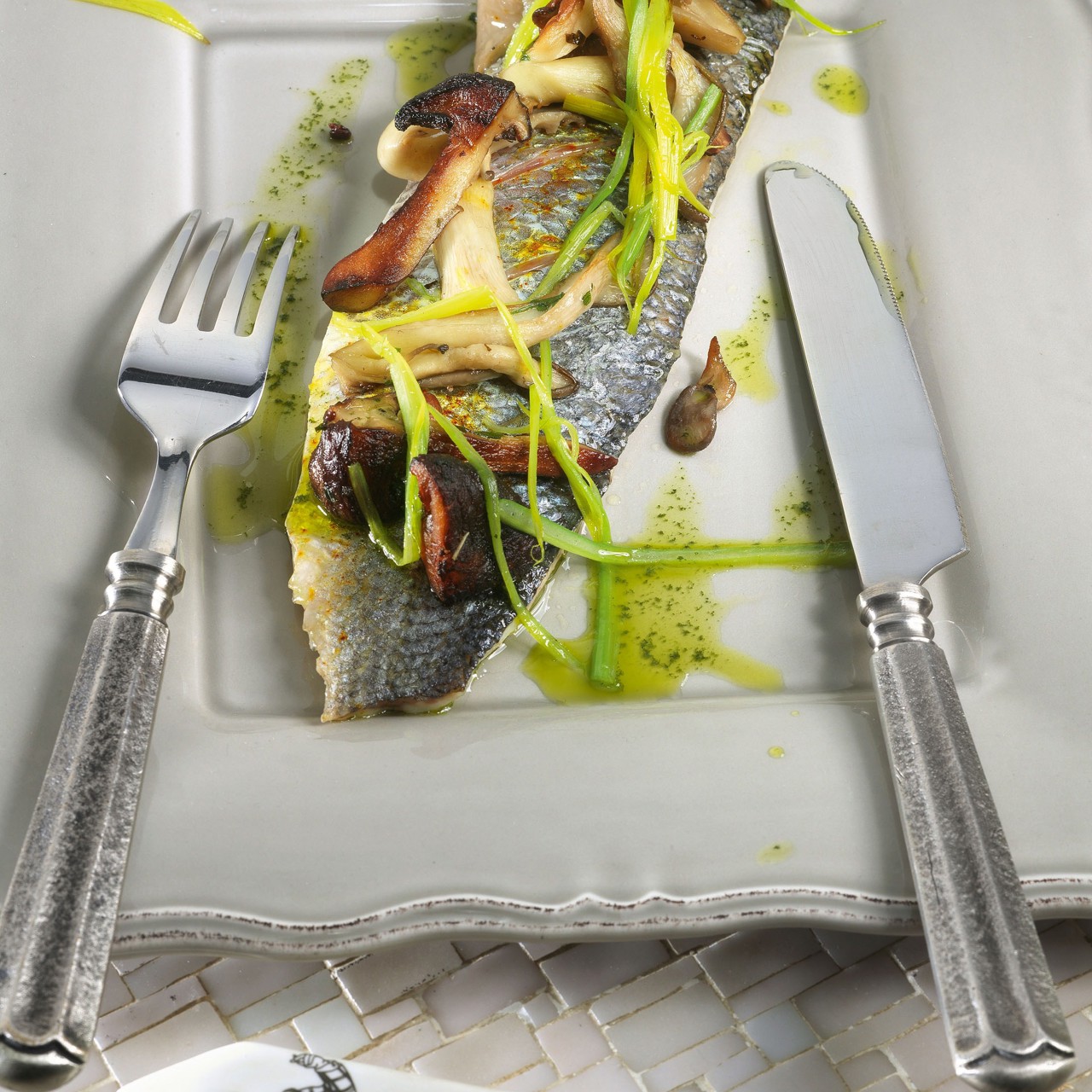 Морской окунь с грибами и пореем