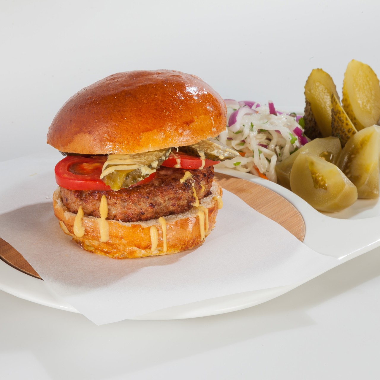 Московская котлета с булочкой, горчицей и соленым огурцом