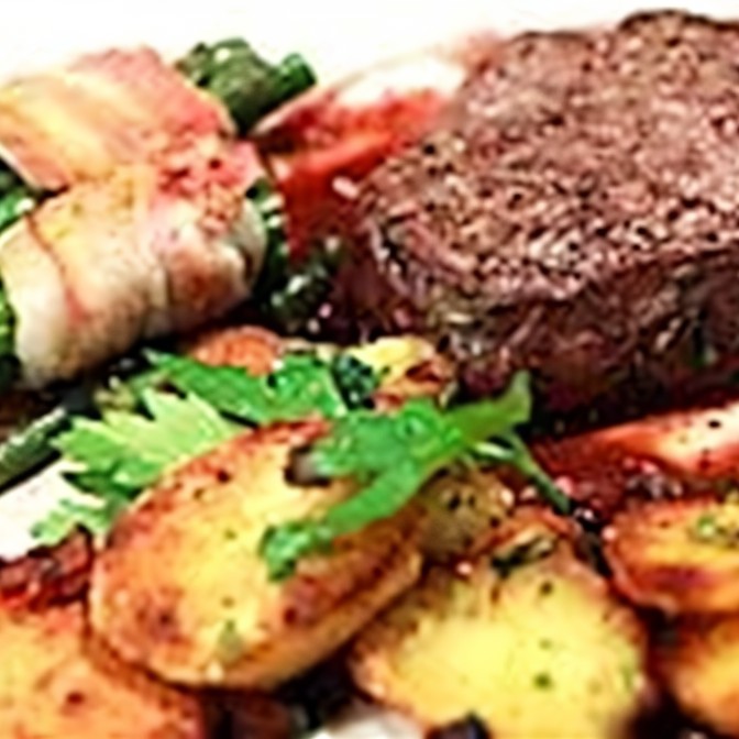 Мраморные говяжьи медальоны с жаренным картофелем по-немецки﻿