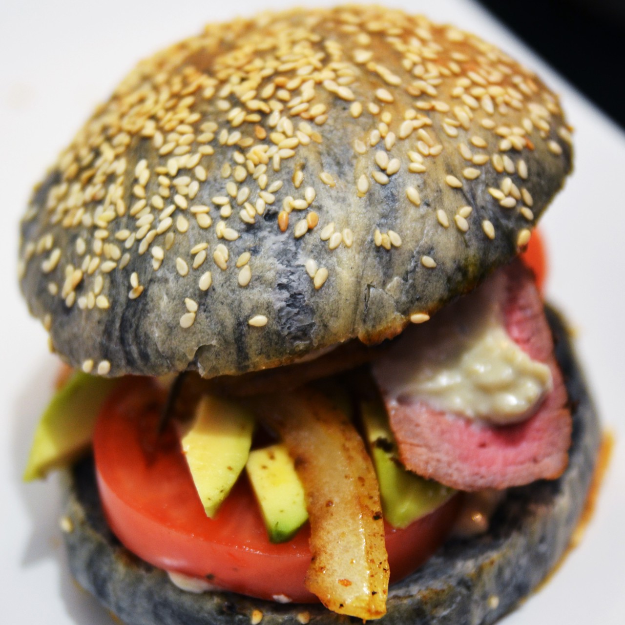 Мраморный бургер со стейком из мраморной говядины и соусом из голубого сыра