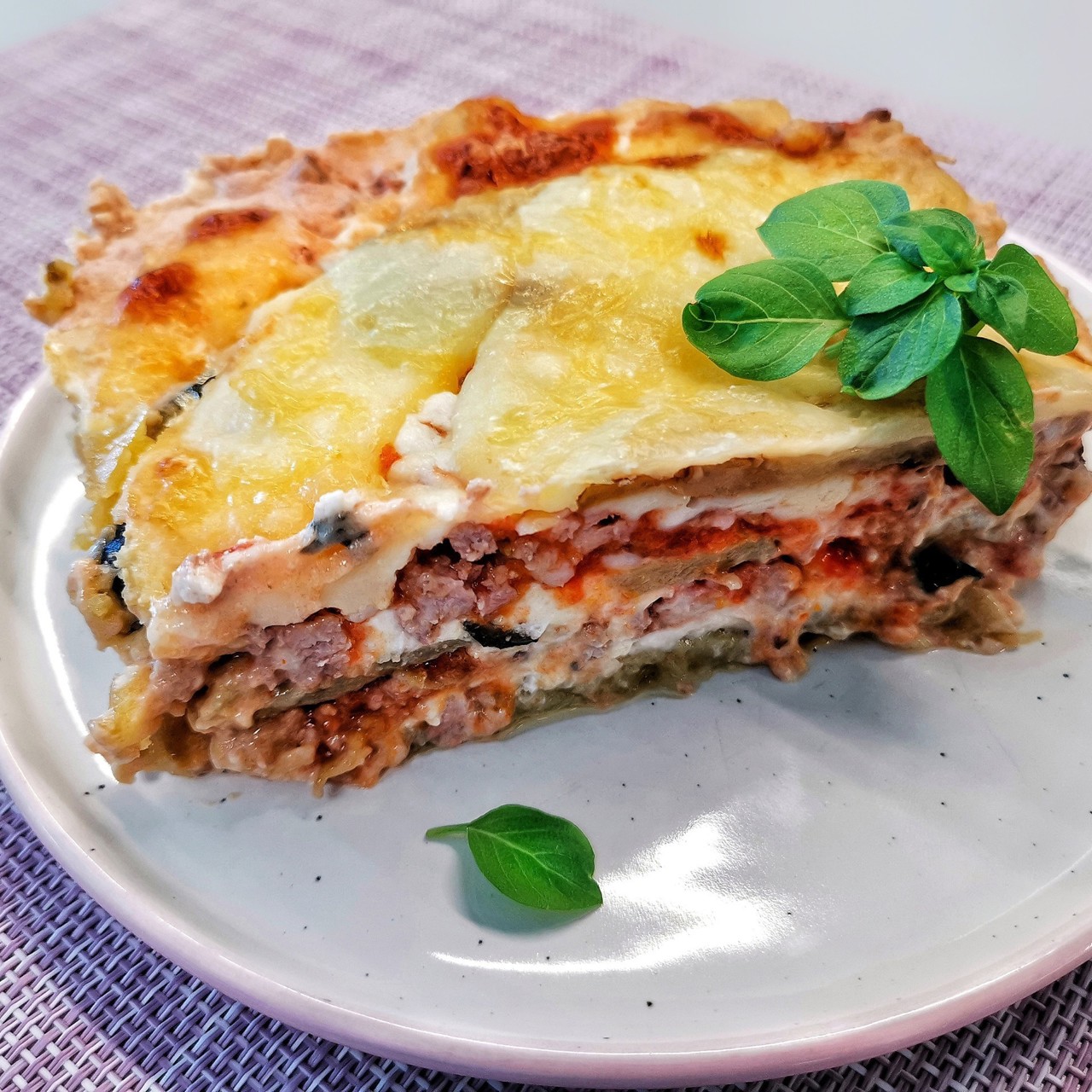 Мясная лазанья из баклажана и помидоров