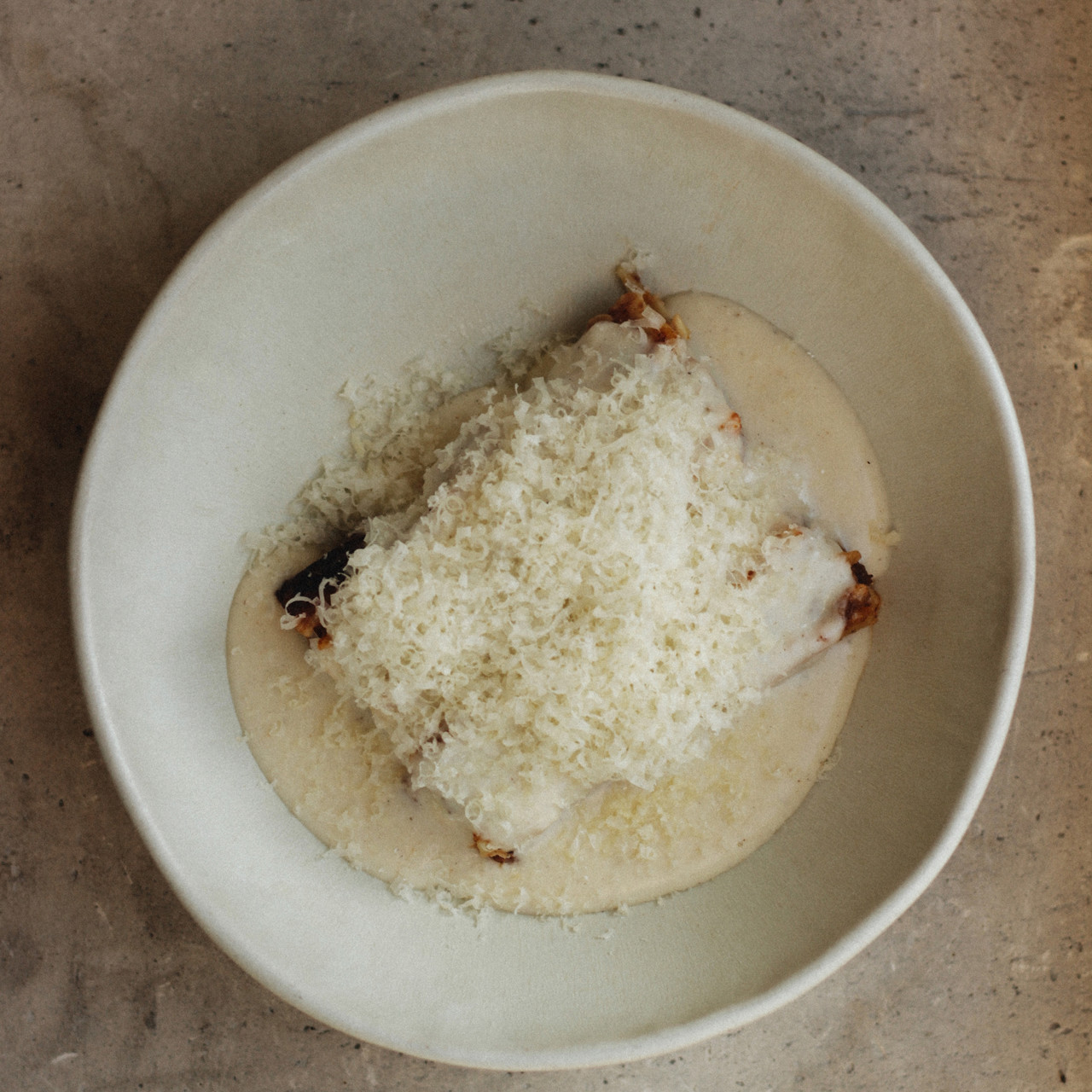 Мясная лазанья с соусом бешамель и цедрой апельсина