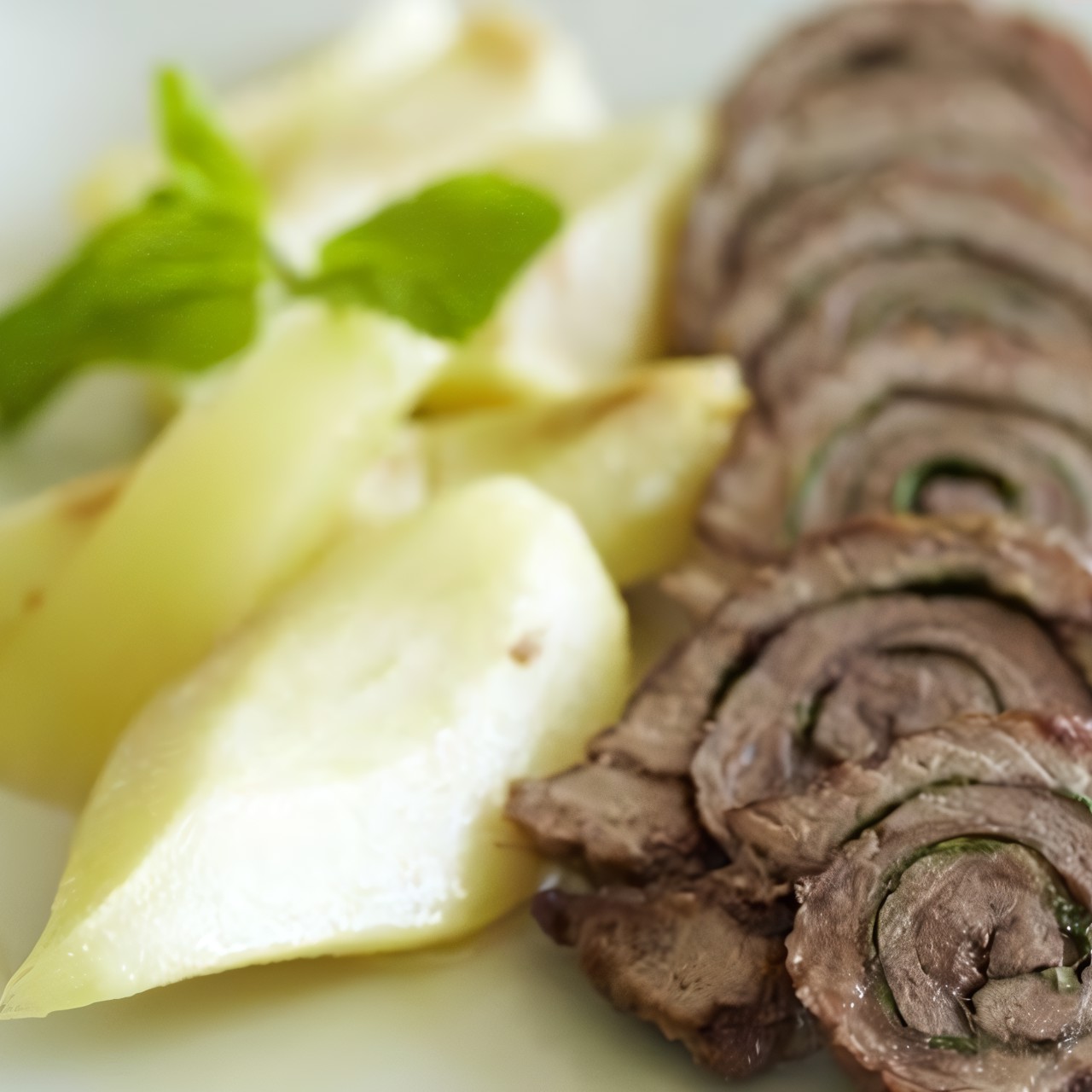 Мясной рулет с фруктами