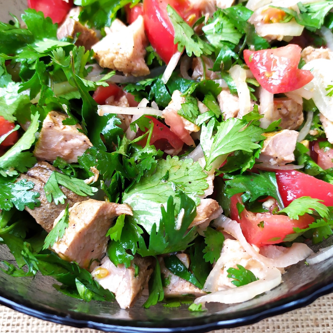 Мясной салат с розовыми помидорами и кинзой