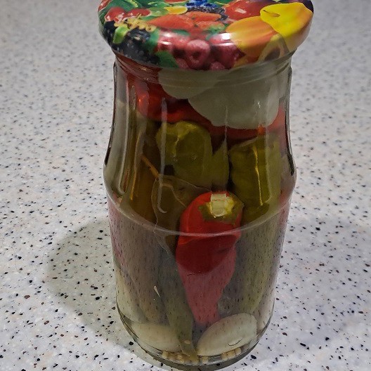 Острый маринованный перец с чесноком