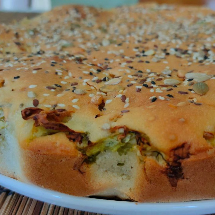 Наливной пирог с капустой и луком на сыворотке