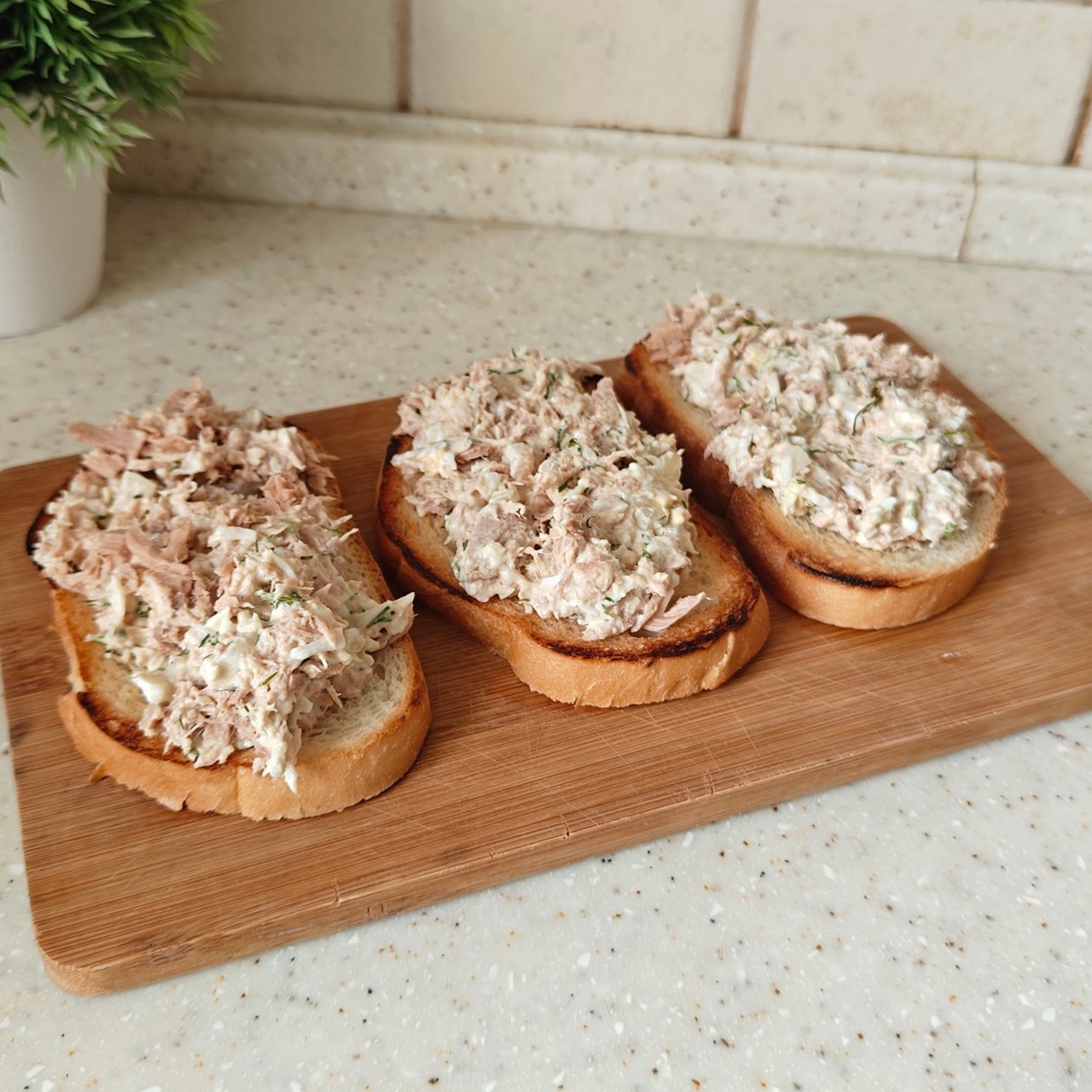 Намазка на хлеб с тунцом