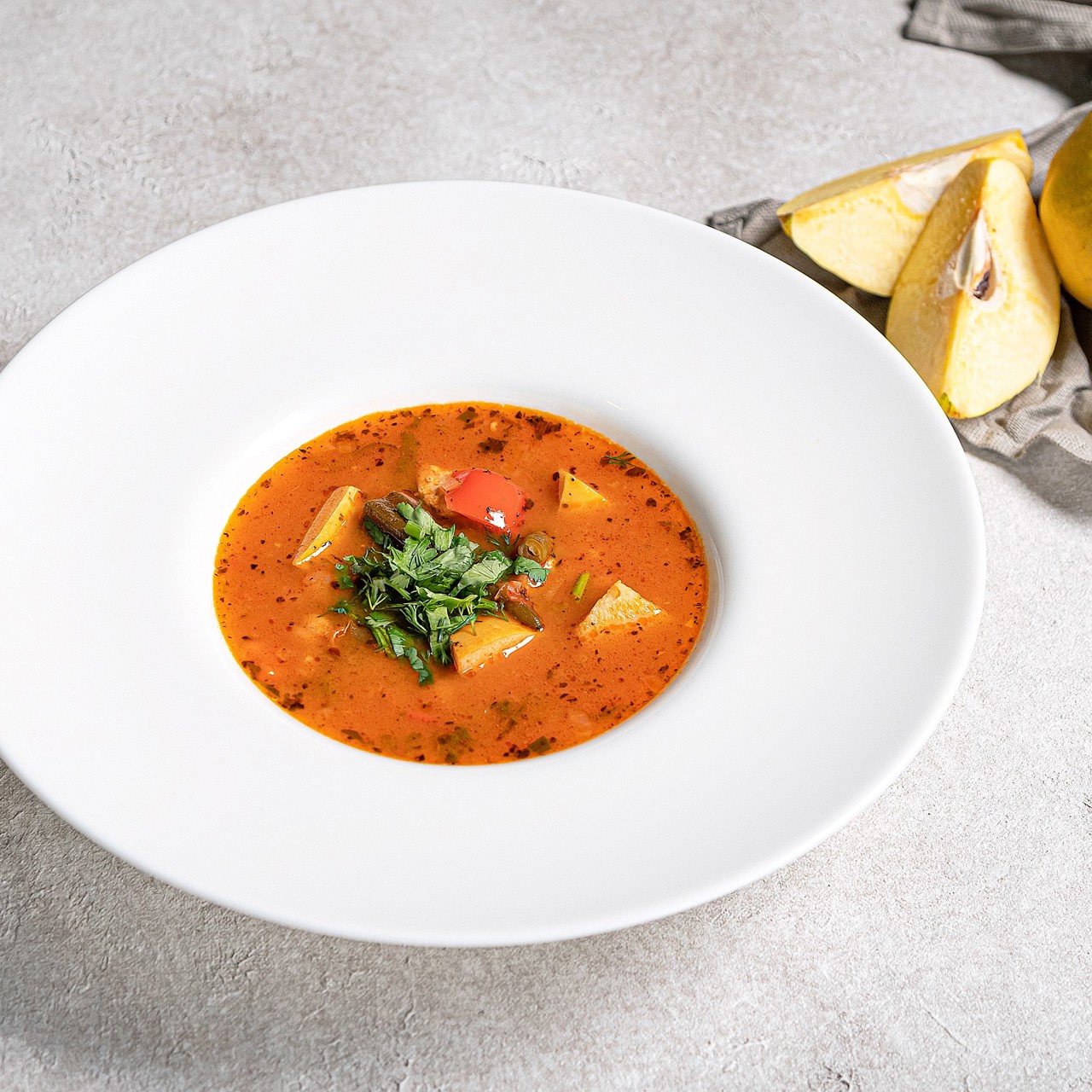 Наваристый суп из айвы с нутом и бамией