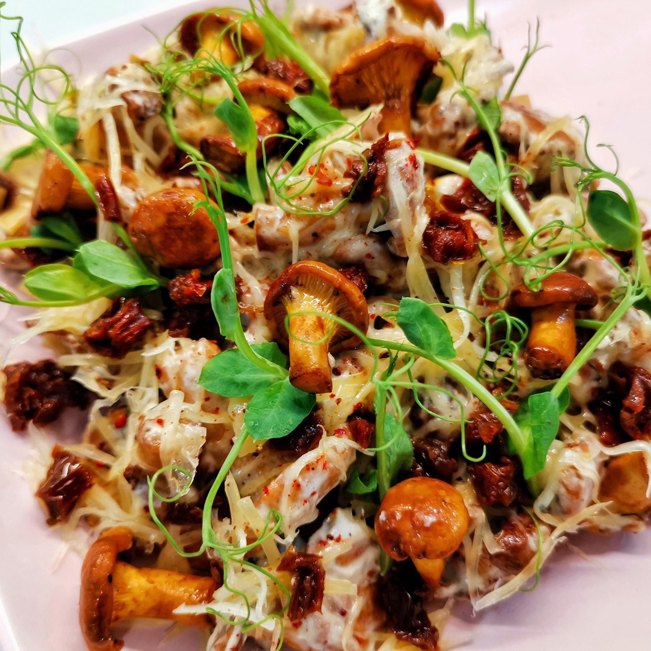 Нежные сливочно-сырные лисички с вялеными томатами