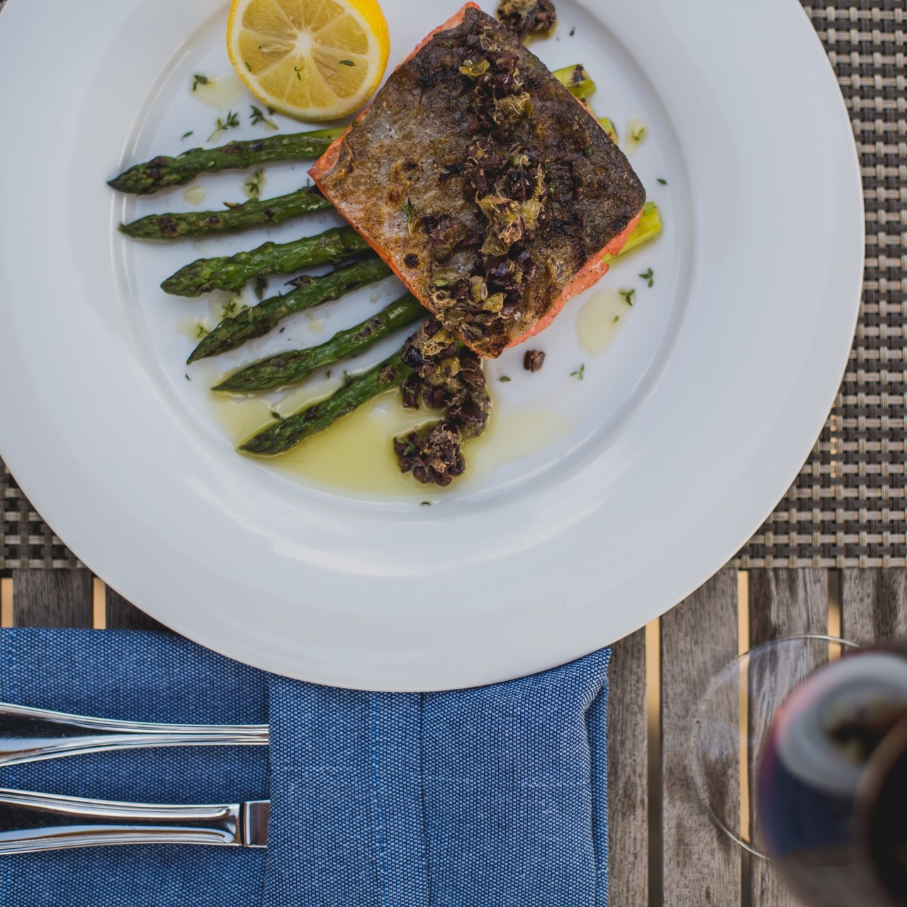 Нерка со спаржей и оливковой сальсой