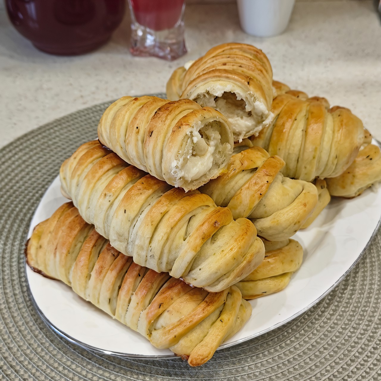 Несладкие булочки с песто и сыром