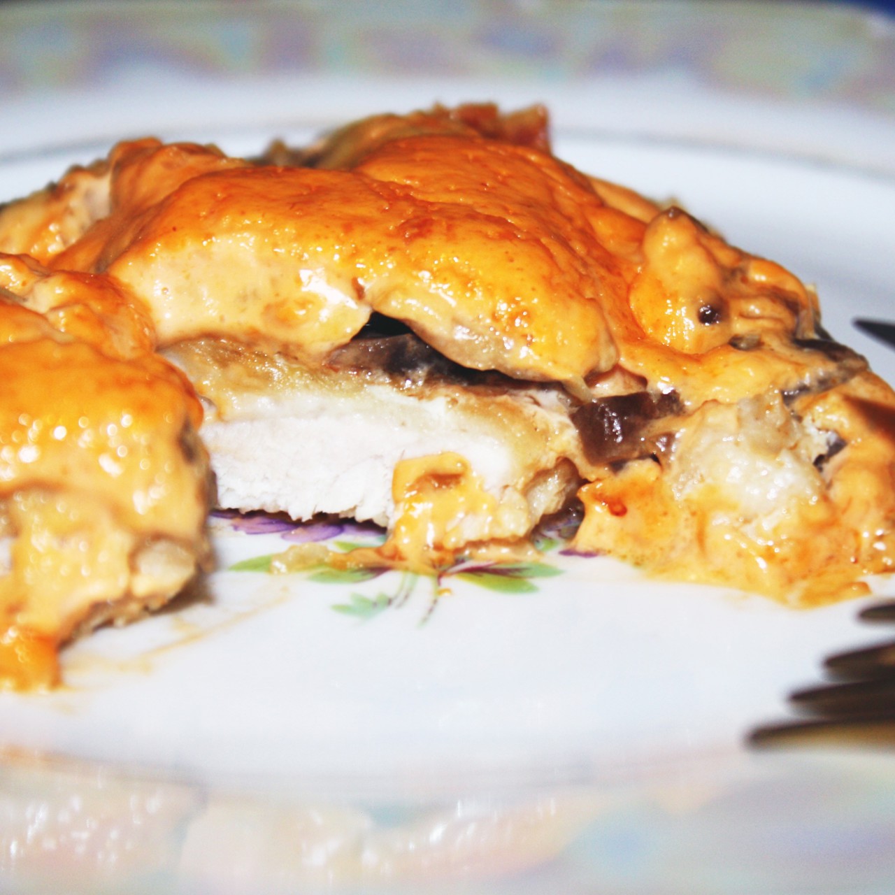 Нежная свинина с грибами в сырном соусе