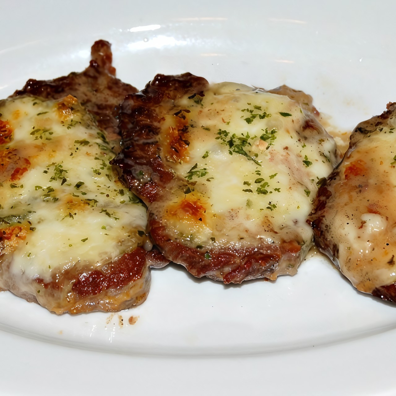 Нежная жаренная говядина с сыром