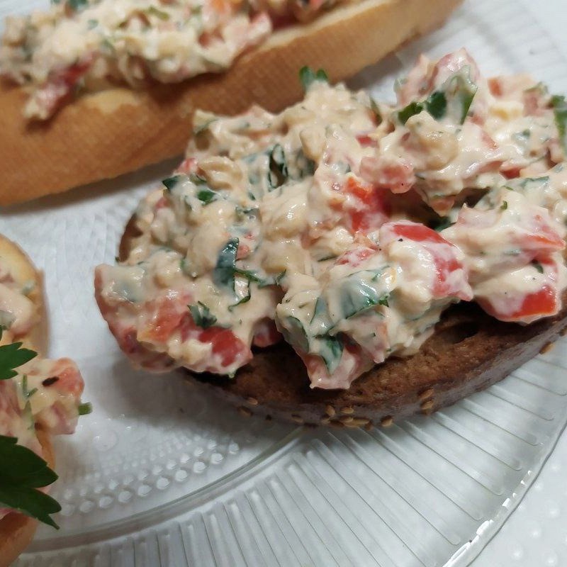 Нежная закуска из рикотты с запеченными перцами и чесноком