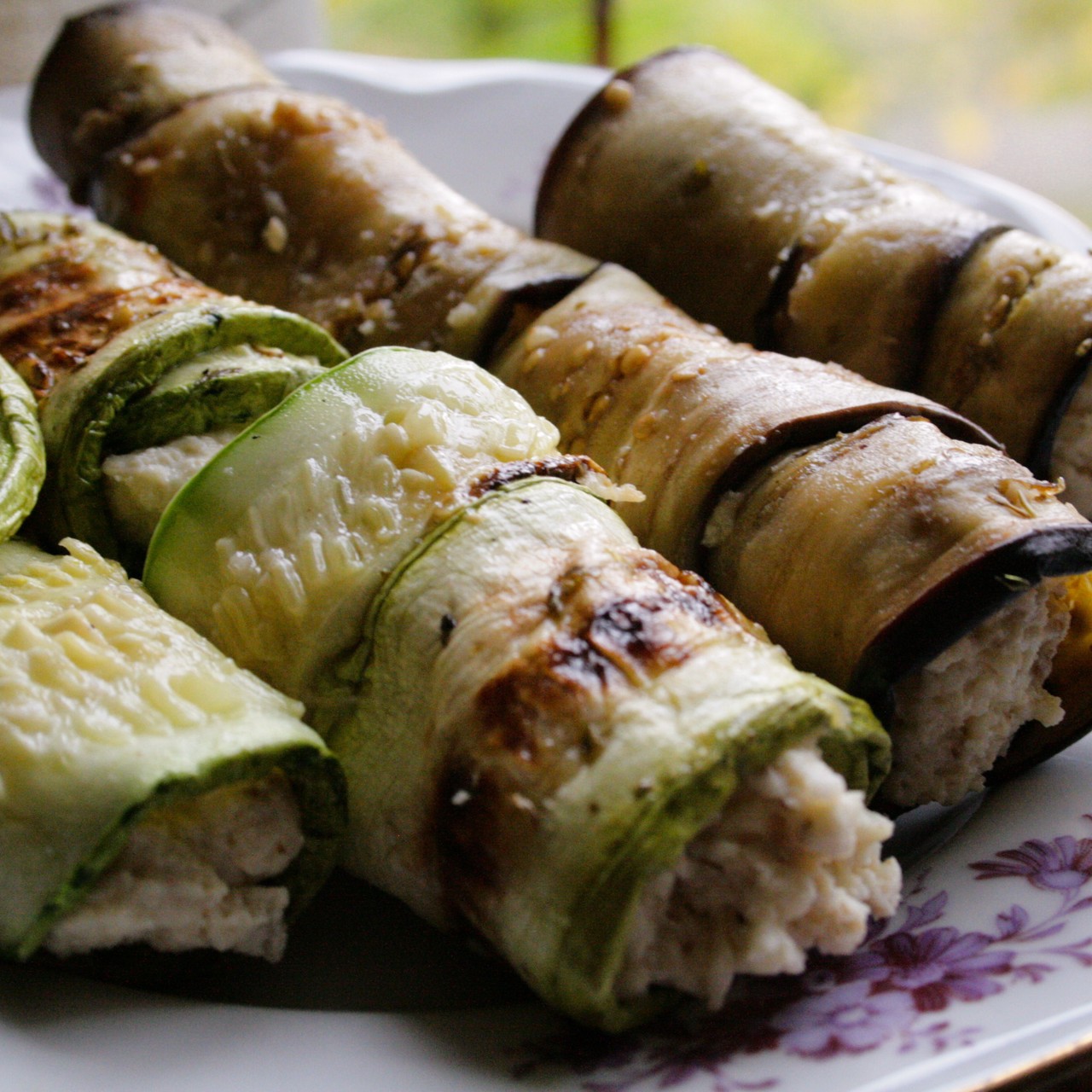Нежные рулетики с моцареллой из баклажана и цукини