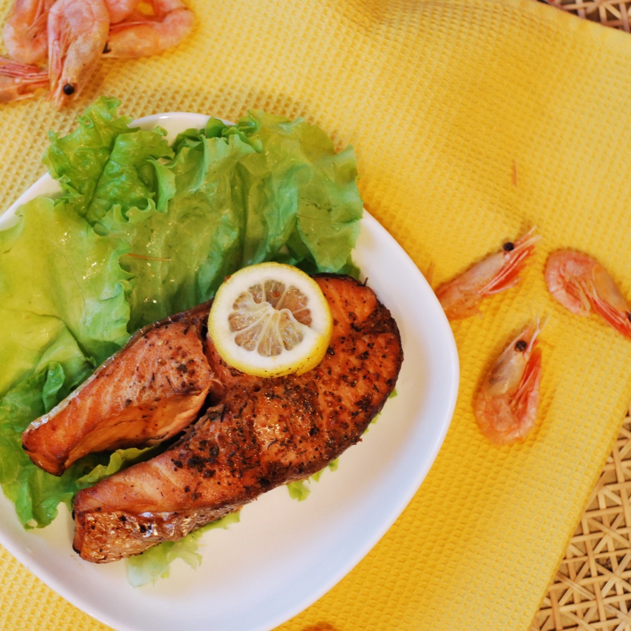 Нежный лосось с душистыми приправами