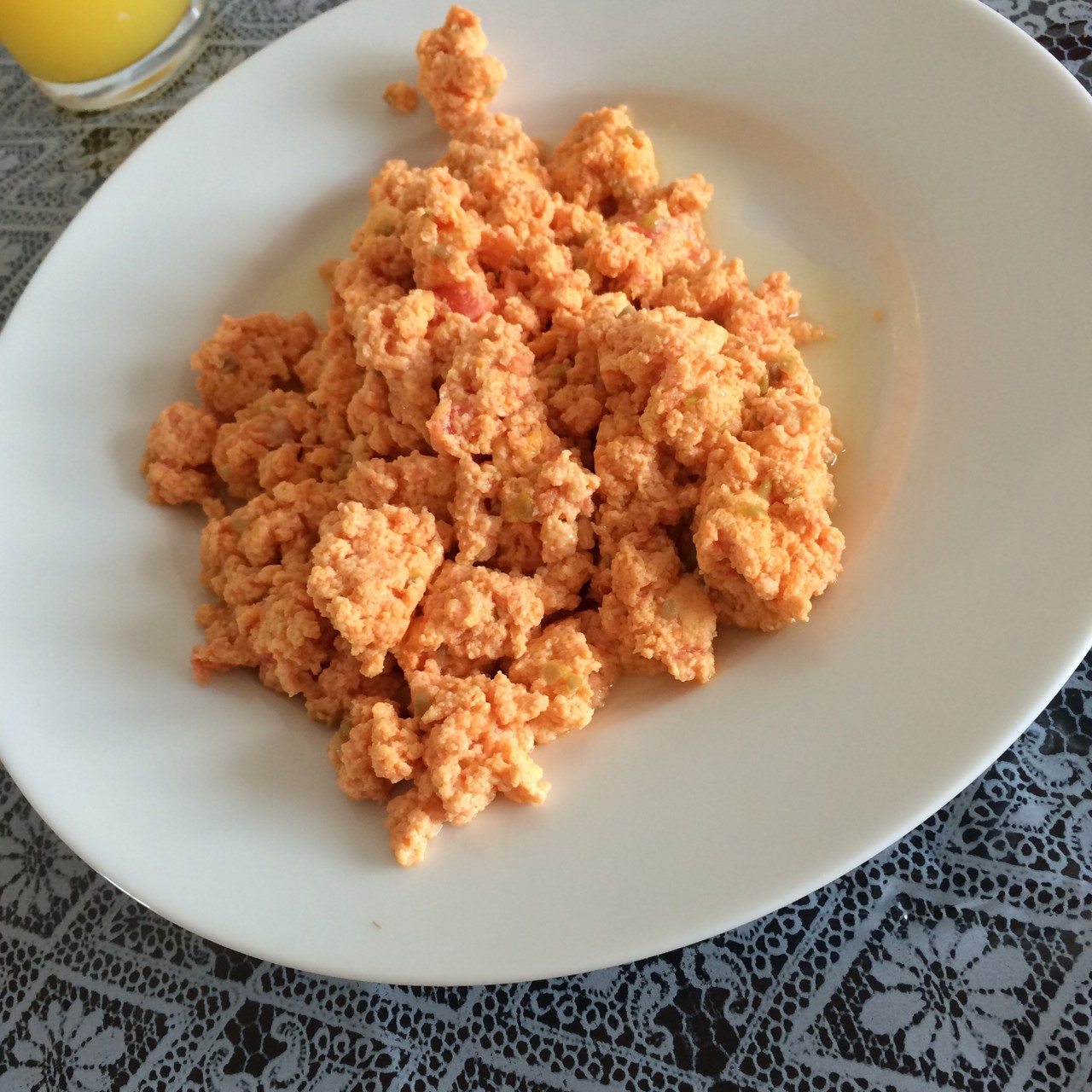 Нежный омлет с помидорами